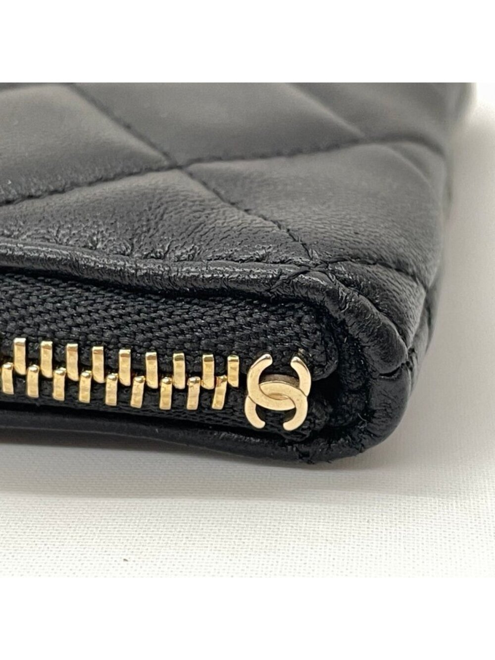 Chanel Quilted CC Logo Flat Pouch Lambskin Black - Picture 5 of 10